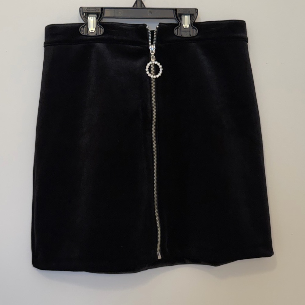 H&M Women’s Size 6 Black Velvet Mini Skirt with Silver Zipper Elegant Like New
